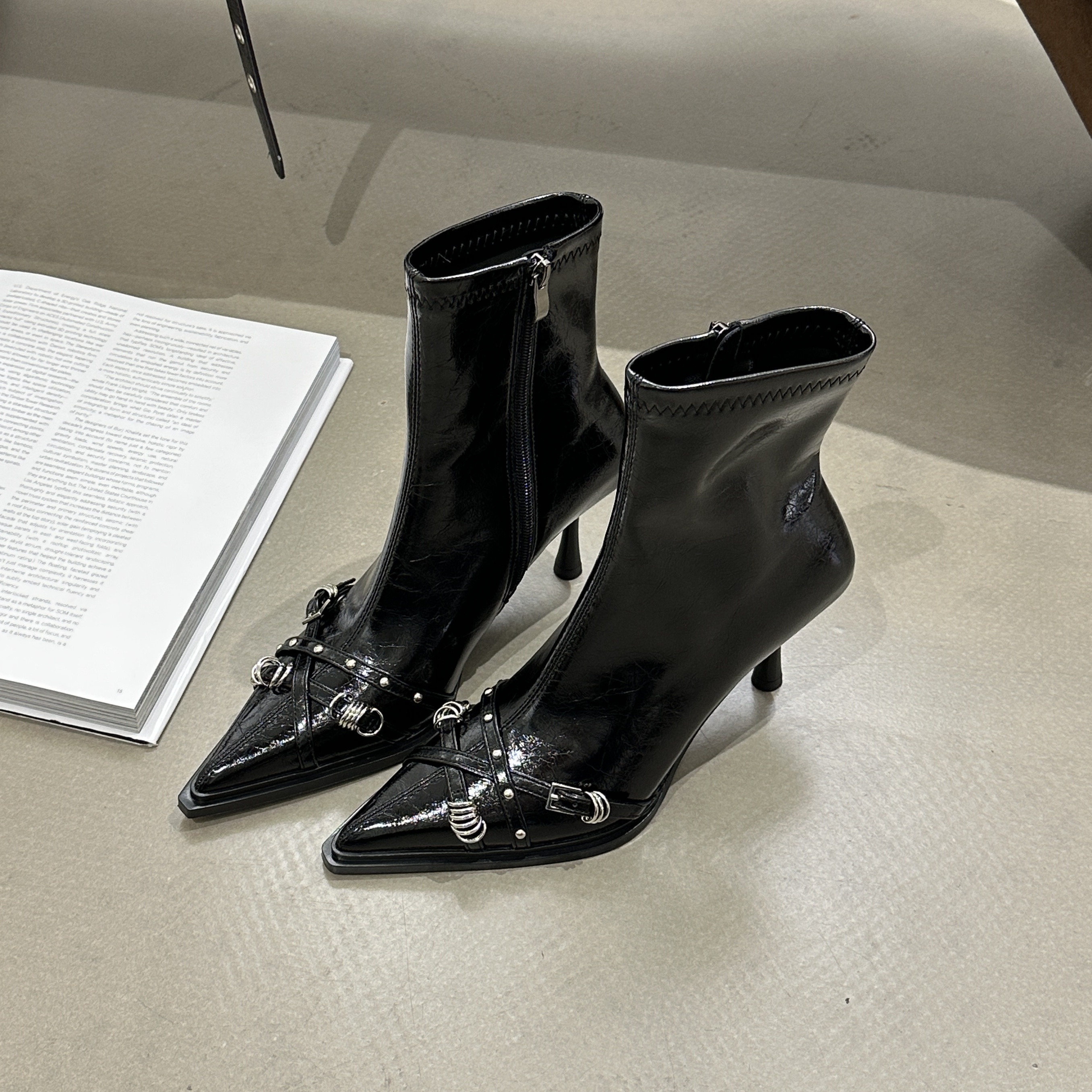 MUMU黑色尖头细跟短靴女法式气质高跟皮带扣瘦瘦靴显瘦女靴