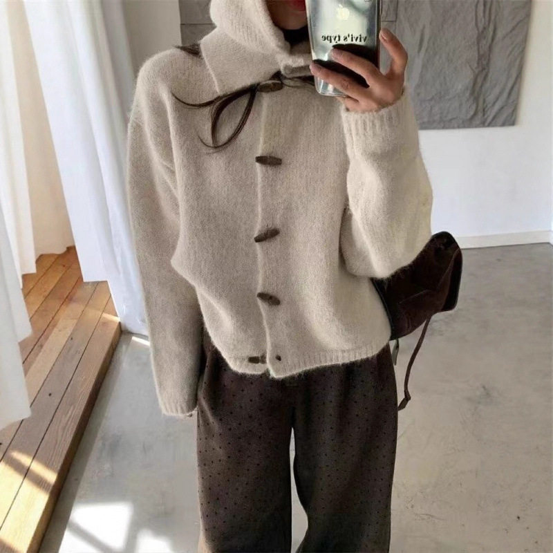 牛角扣翻领白色毛衣开衫女秋冬设计感软糯加厚短款内搭上衣戴帽子