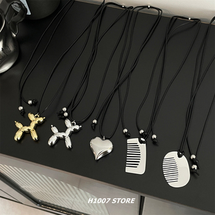 新款气球狗梳子爱心项链女长绳款小众设计感斜挎卫衣毛衣链男配饰