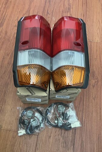 适用于丰田LC76后尾灯加装一套后尾灯原装