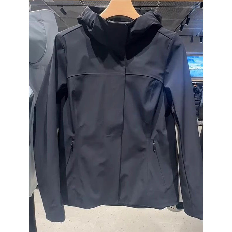 今年超火冲锋衣2025春夏季新款独特爆款洋气上衣黑色连帽外套女装
