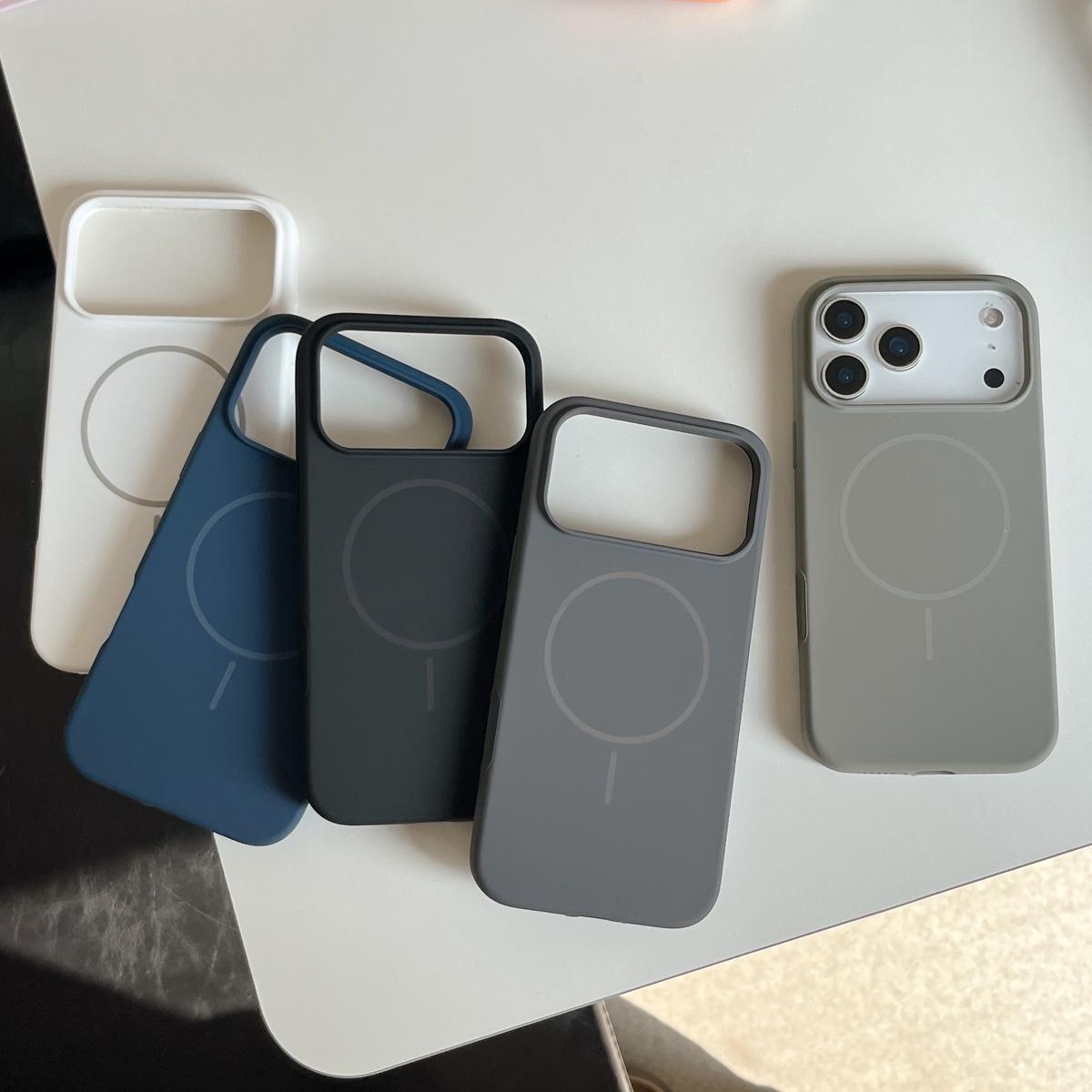 橙色细圈磁吸拍照键一体全包适用苹果17promax手机壳液态硅胶