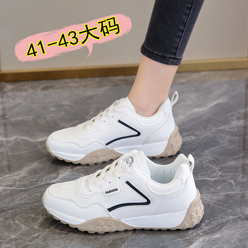 大码女鞋41-43宽胖脚运动鞋女春秋皮面防水休闲阿甘小白鞋软底42