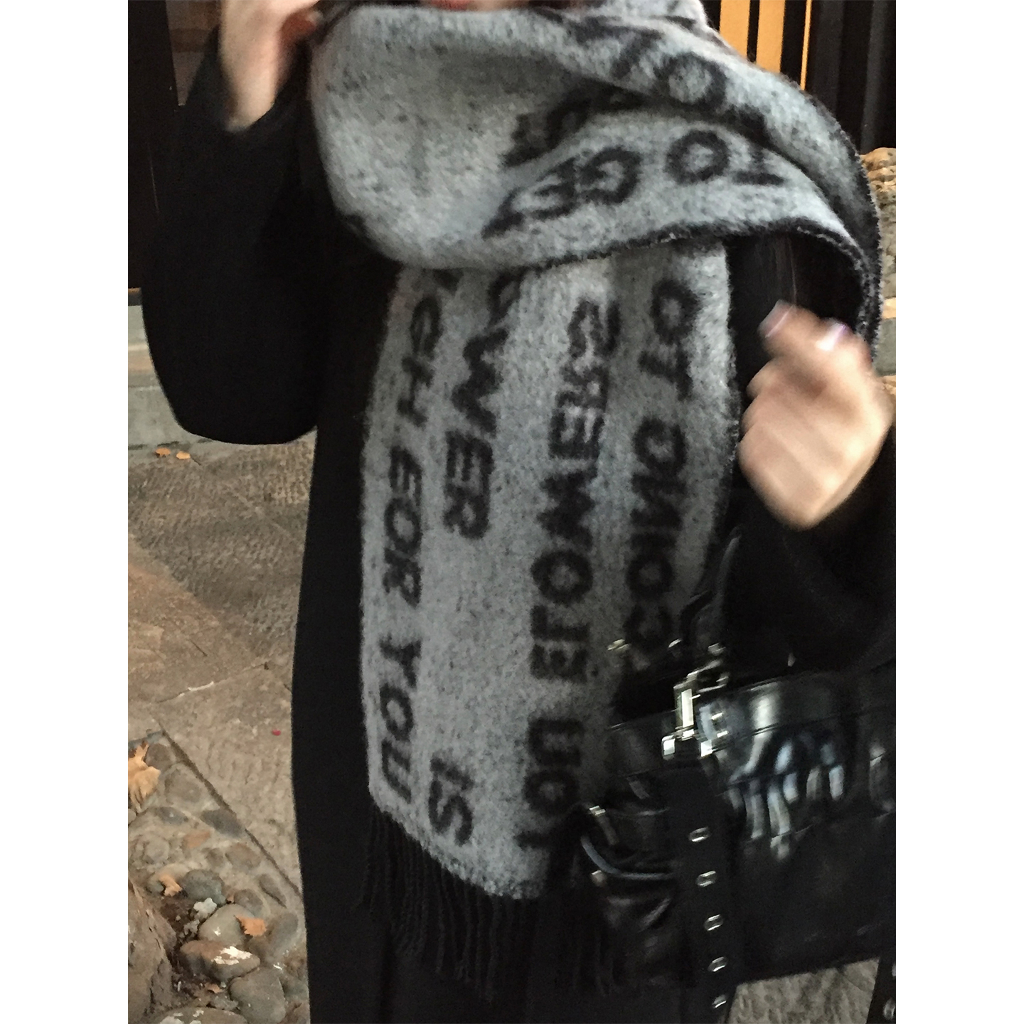 黑灰色高级感字母披肩围巾两用