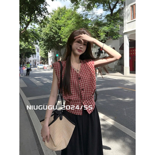 NIUGUGU 复古拼色格子V领无袖衬衫女夏设计感收腰单排扣减龄上衣