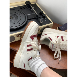 港风小白鞋女学生复古百搭休闲运动鞋2025春季新款韩版皮面板鞋潮