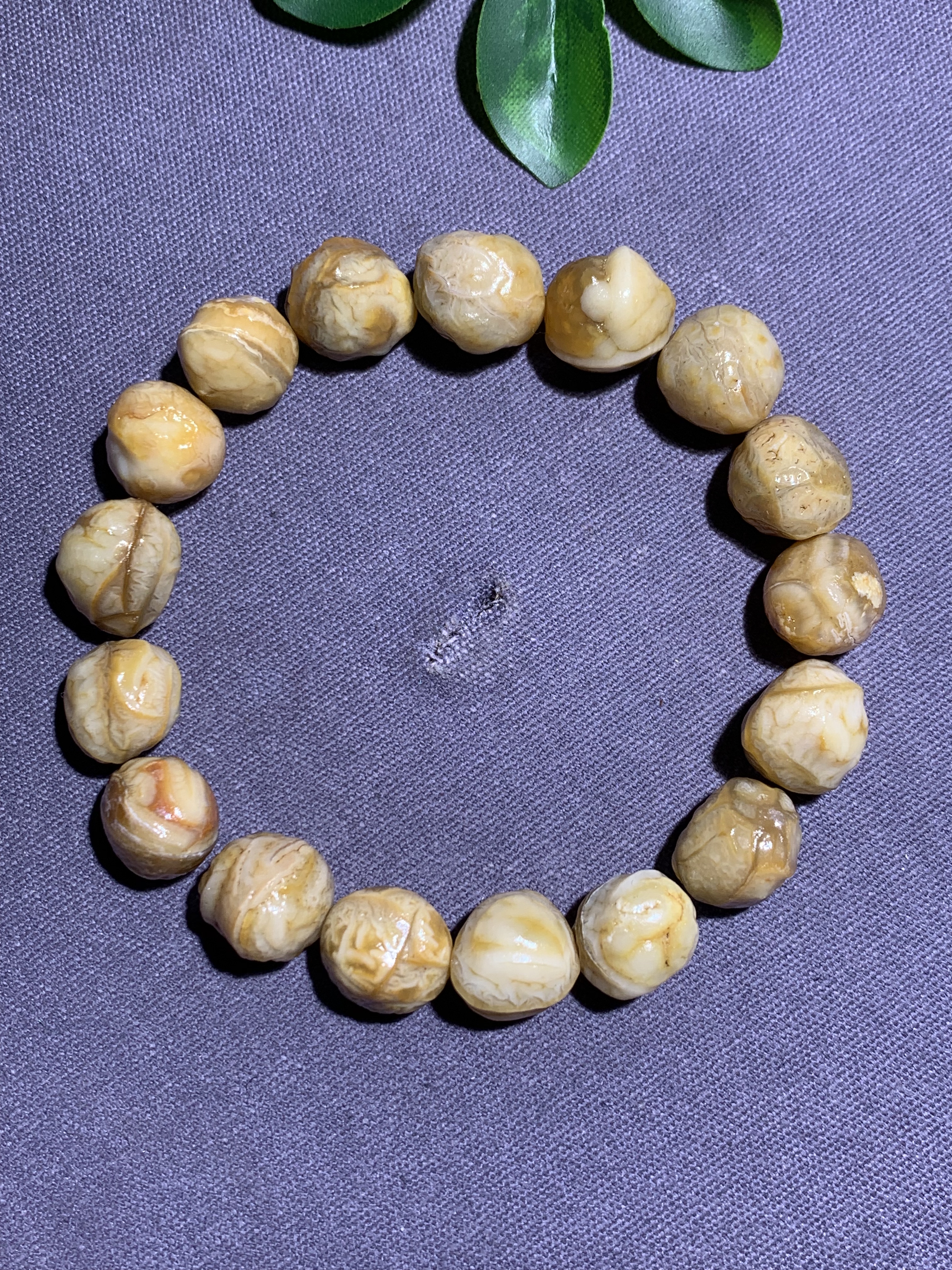 精品黄血脉手串，珠子圆润，对孔尺寸1.2左右