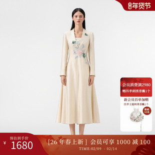 SUSSI/古色26春新款商场同款前方形连身立领长袖贴花长连衣裙