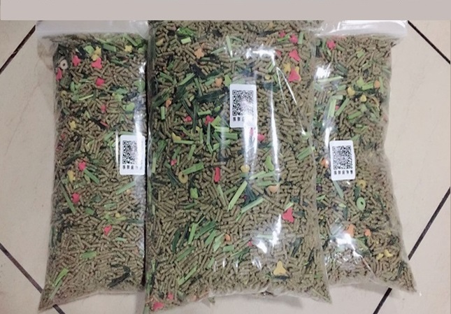 包邮 高营养兔粮 水果蔬菜干兔食 麦草 除臭草圈 自配兔粮2.5KG