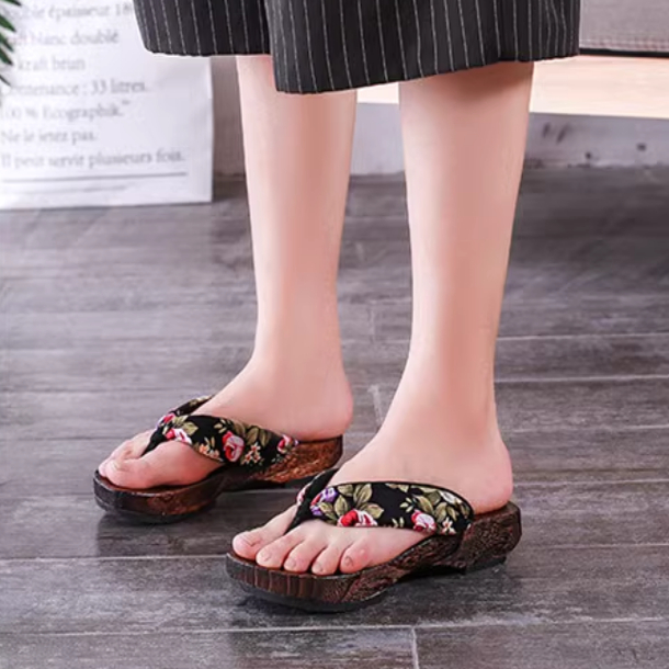 女士花朵复古风加厚坡跟木屐拖鞋