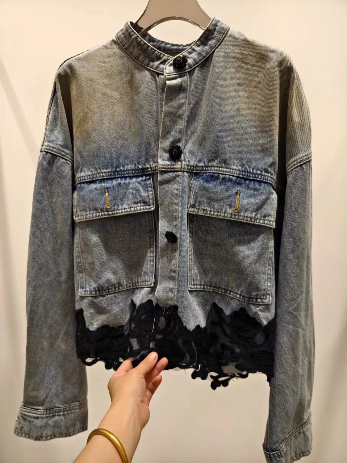 欧洲站2024秋季新V+.com显瘦精致纽扣下摆拼蕾丝牛仔外套女28512