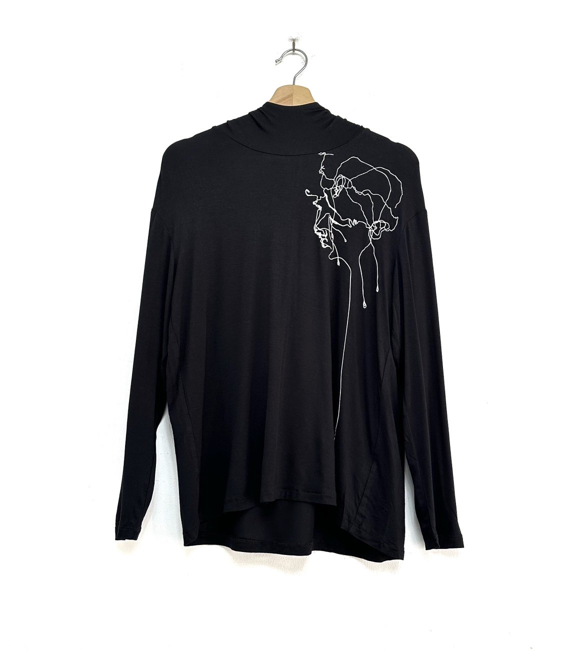 圣迪折扣女装 时尚创意个性线迹印花宽松休闲连帽弹力薄T恤