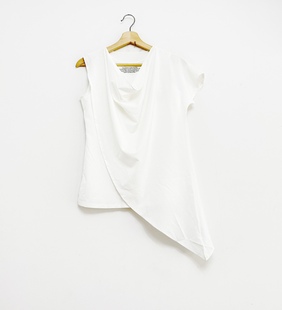 圣迪折扣女装 夏季素白撞色字母印花不对称设计感小众短袖T恤