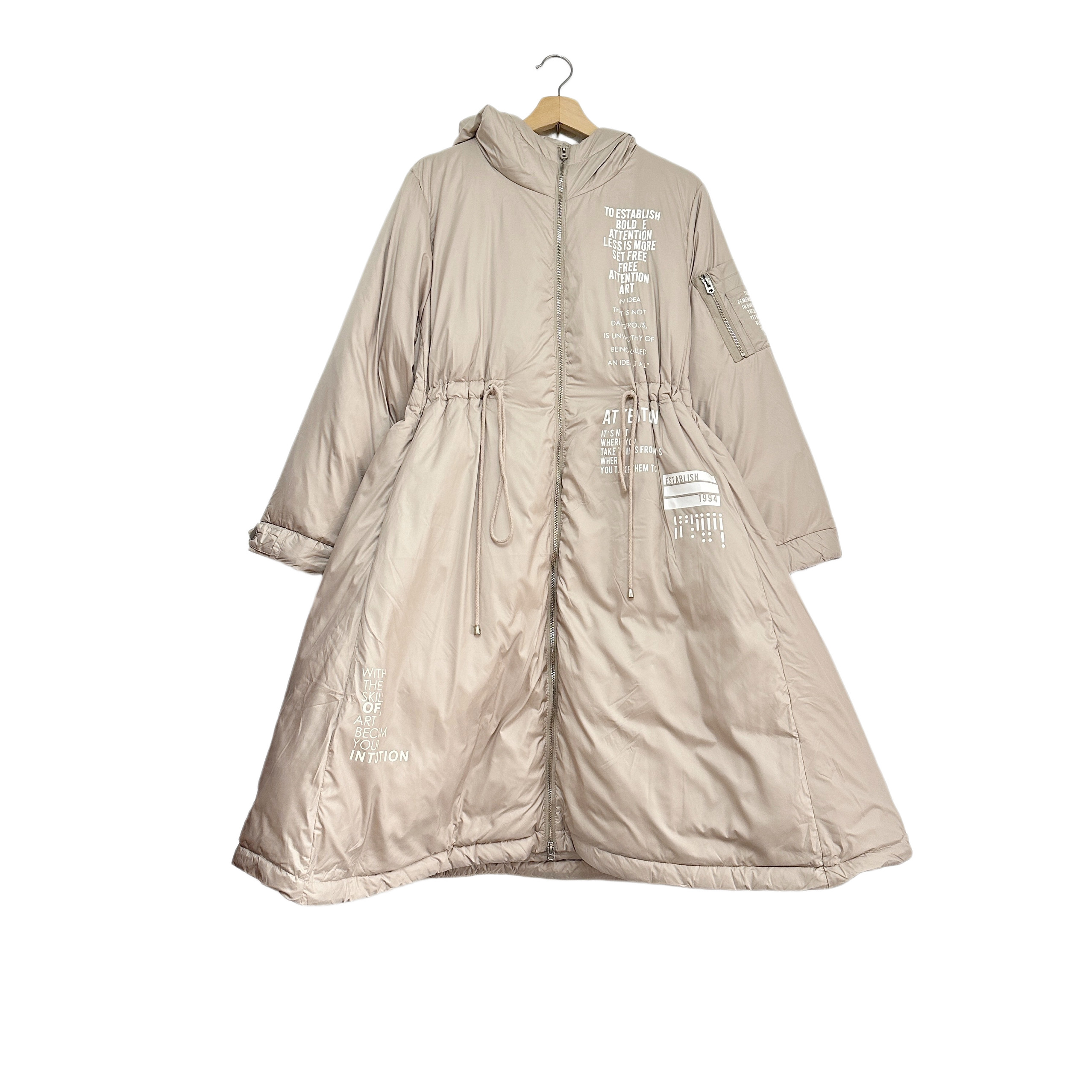 圣迪折扣女装 冬季简约时尚字母印胶抽绳收腰A版连帽长款羽绒服