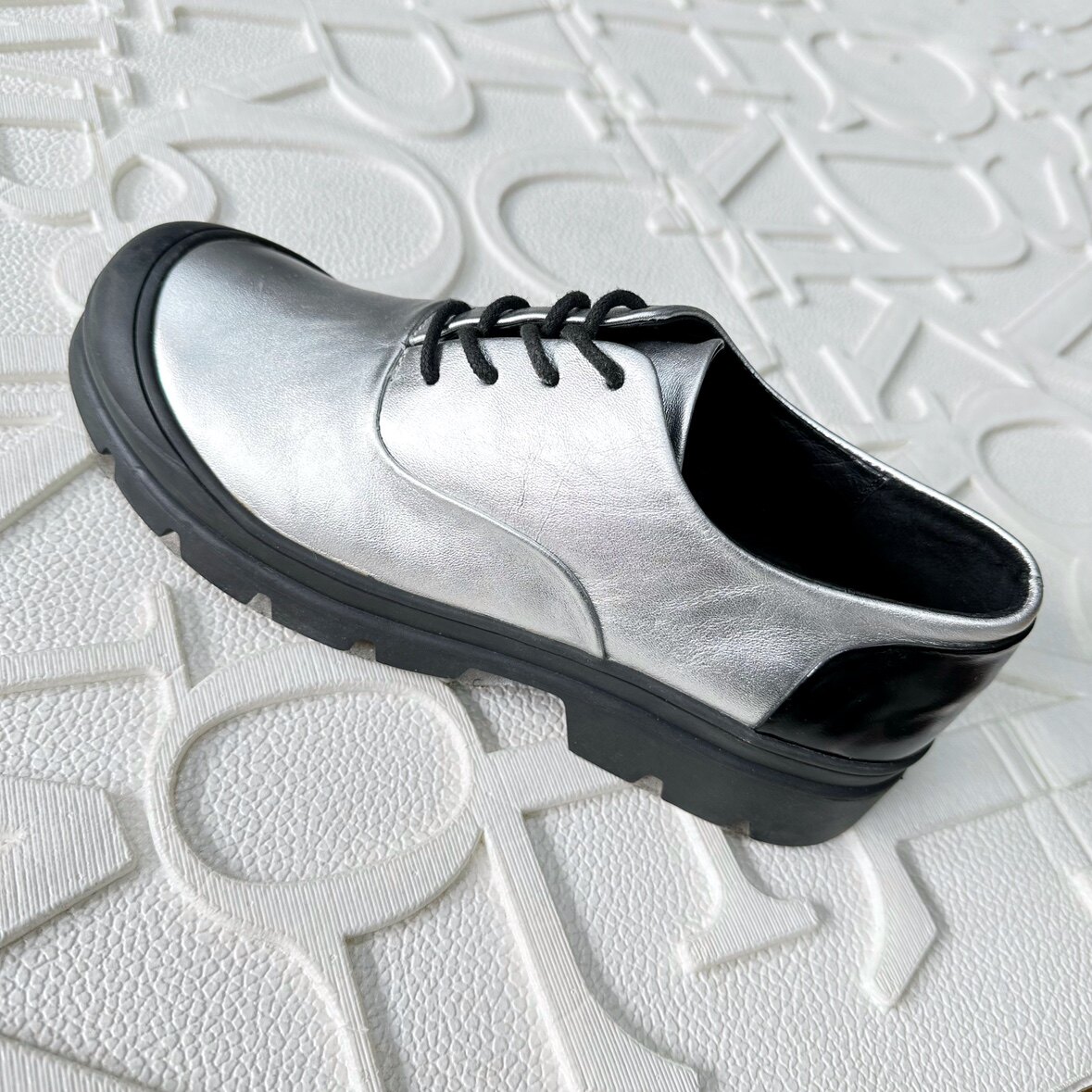 圣迪折扣女鞋 时尚撞色金属光泽质感系带休闲鞋单鞋