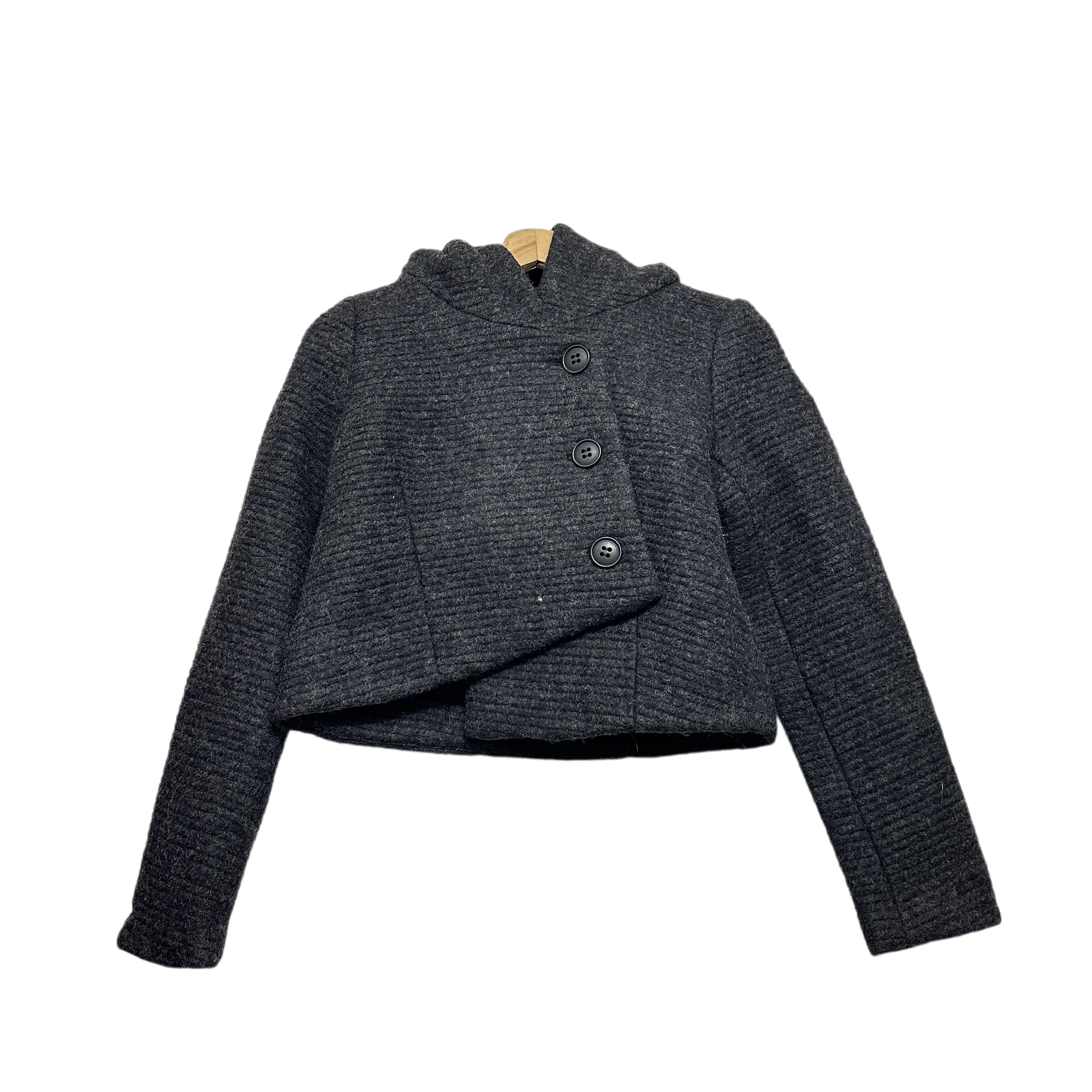 圣迪折扣女装 秋冬低调内敛灰单排扣斜襟连帽高腰短款毛呢外套