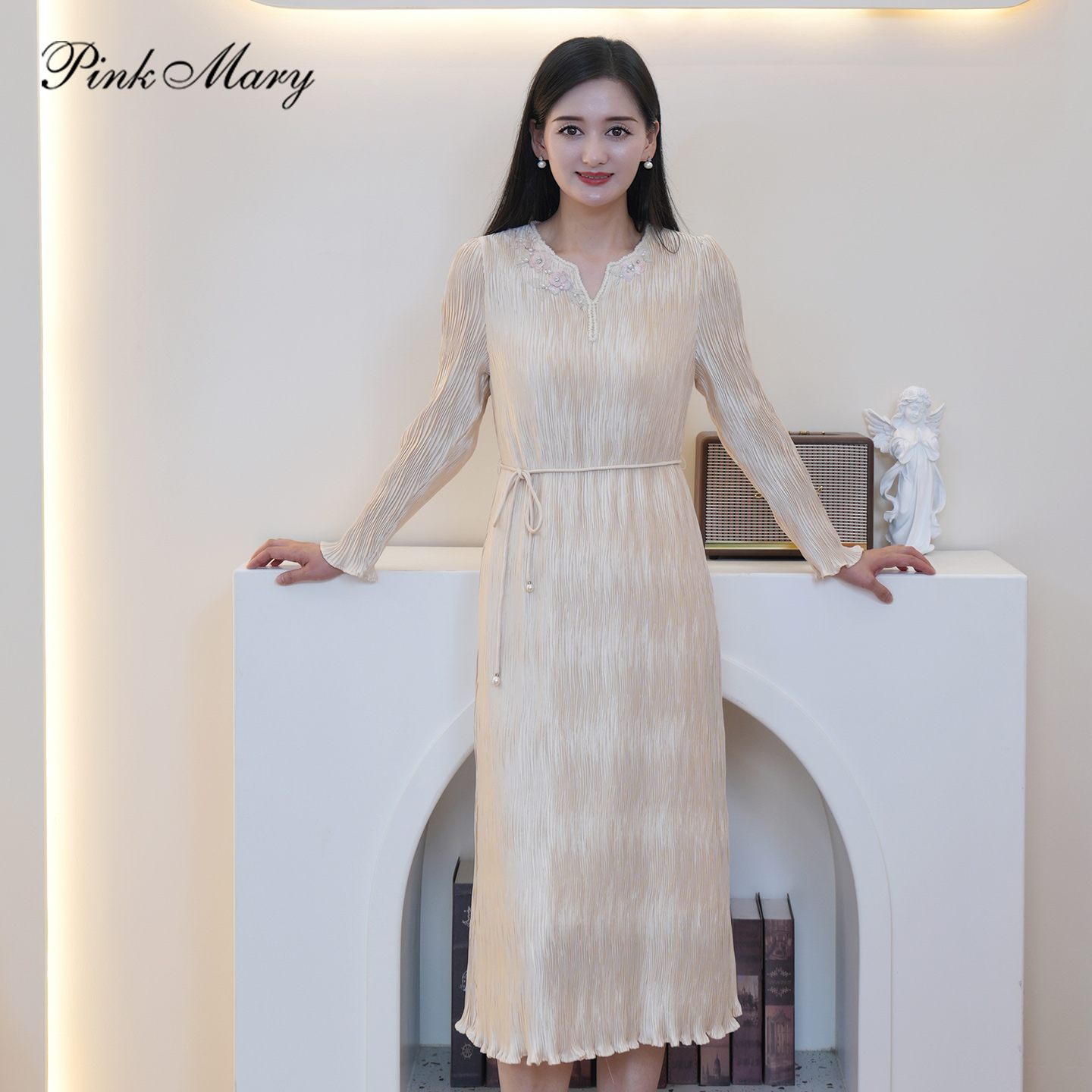 粉红玛琍连衣裙女2025秋冬新款时尚小V领长袖收腰裙子TMAOW5513