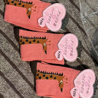 甜美长颈鹿粉色保暖中筒女袜