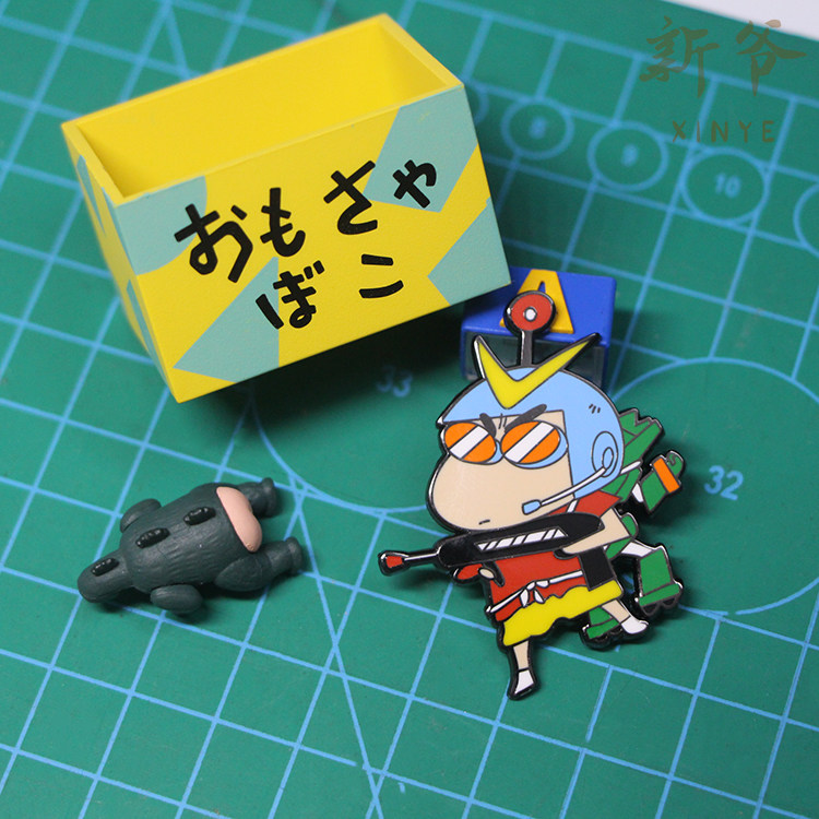 新爷蜡笔小新防卫队射击小新动画卡通胸针日系书包扣学生衣服配饰