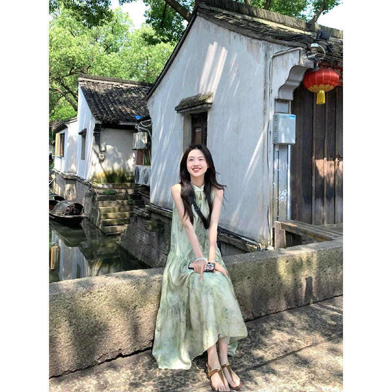新中式国风盘扣绿色挂颈洋装女夏季2026新款无袖宽松茶歇长裙子