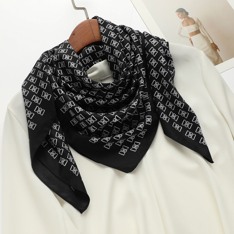 小丝巾女黑色大方巾纱巾春秋冬季中老年人妈妈正方形90x90薄围巾