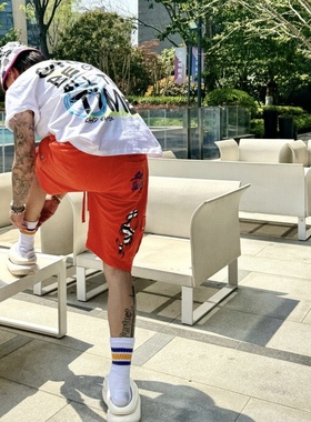 26CH橙色联名新款春潮牌梵文在字母红色 Boy涂鸦大兜男女款短裤