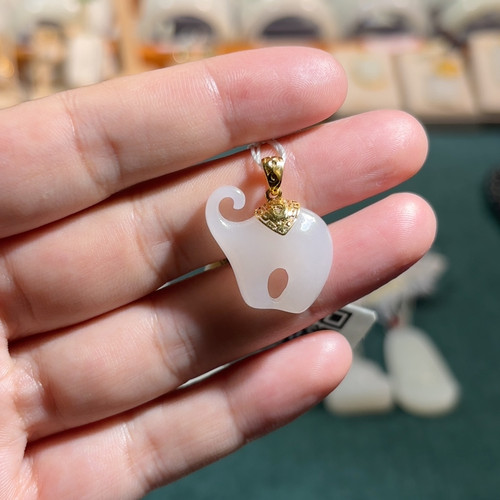 金镶玉｜18K金羊脂玉大象挂件