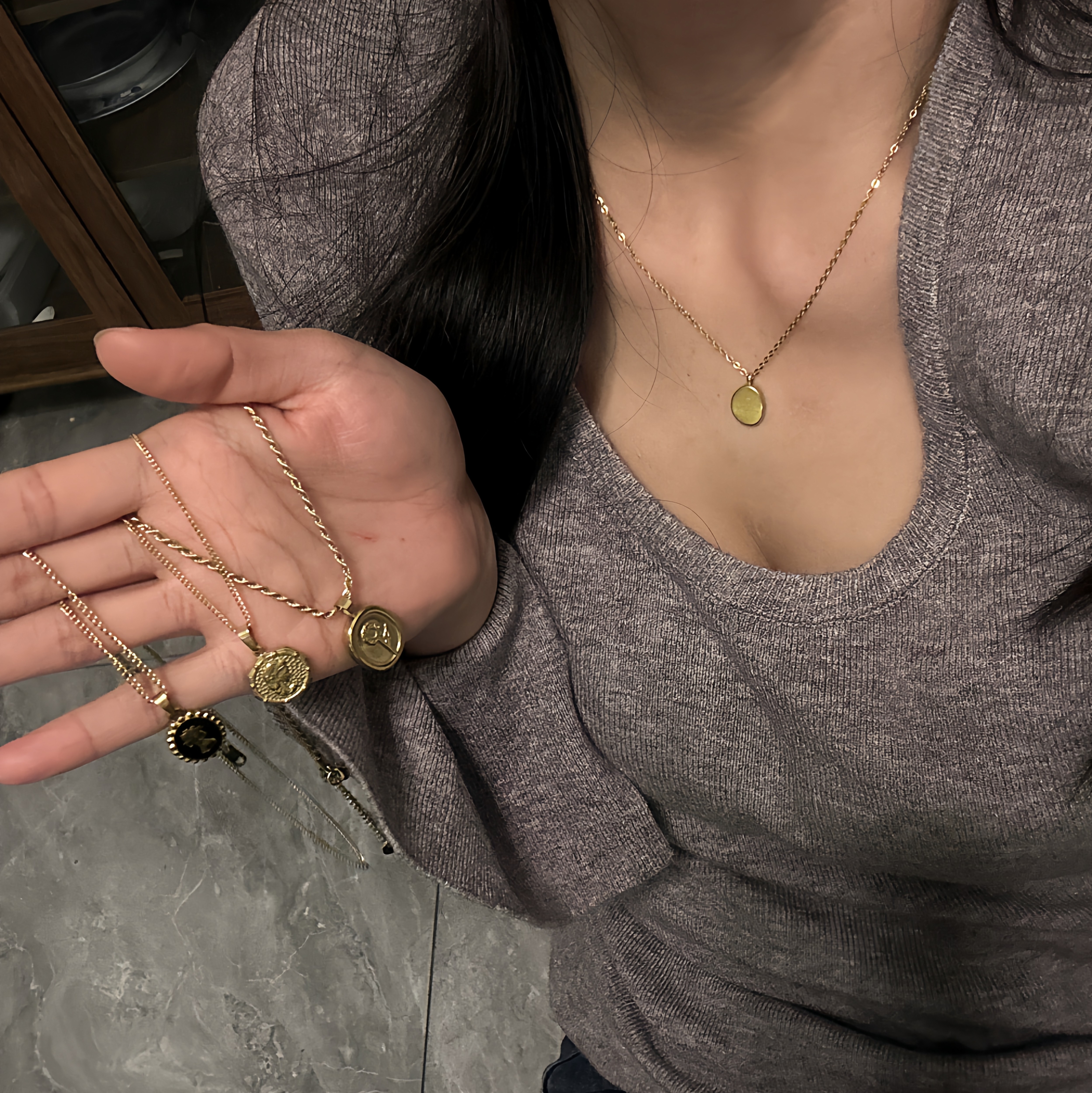 抽象人脸硬币吊坠项链女轻奢秋冬长版毛衣炼高级感气质锁骨链配饰