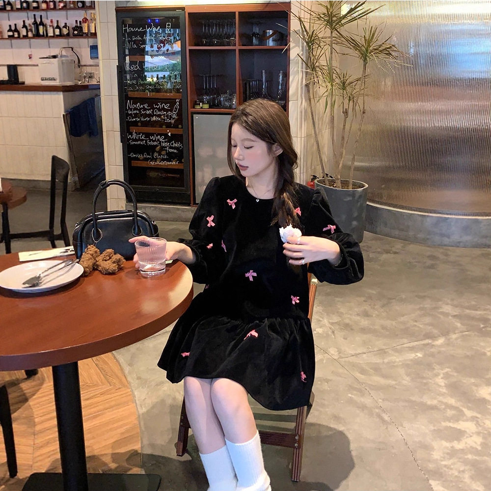 实拍2025俏皮少女韩chic秋冬简约丝绒蝴蝶结甜妹连衣裙