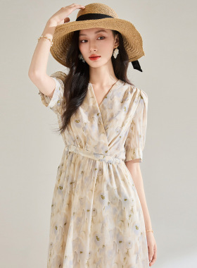 夏季新款法式温柔风碎花v领连衣裙减龄海边度假收腰沙滩裙18828