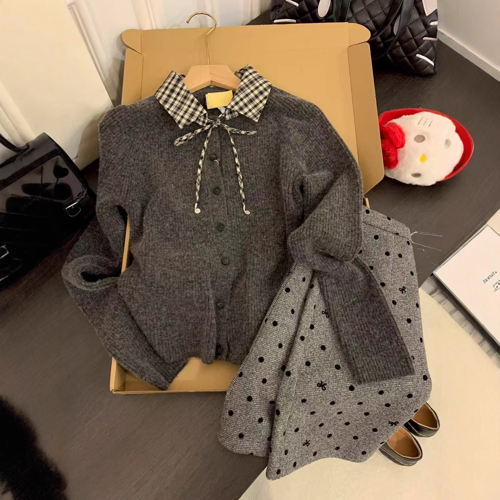 高级设计感格纹拼接polo领系带长袖女韩系立体纽扣针织衫外套上衣