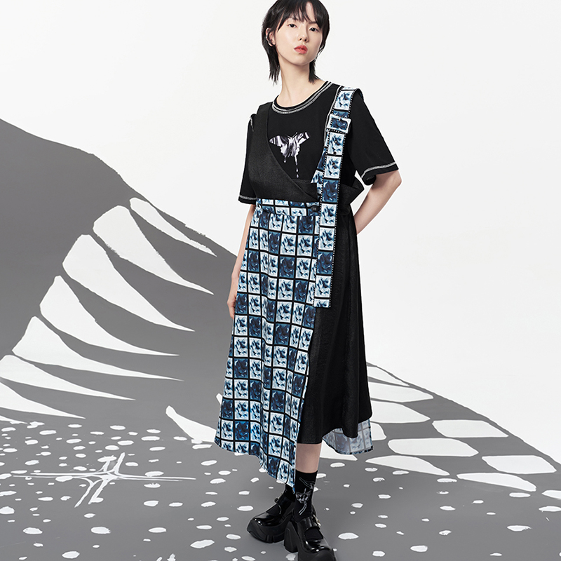 原创设计中长款印花背带连衣裙