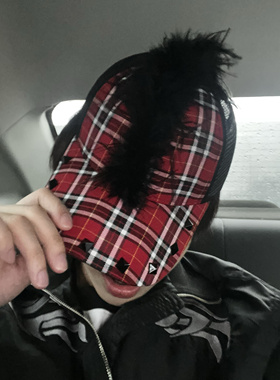 RED ICE莫西干黑红格子铆钉朋克嘻哈摇滚暗黑哥特亚文化鸭舌帽子