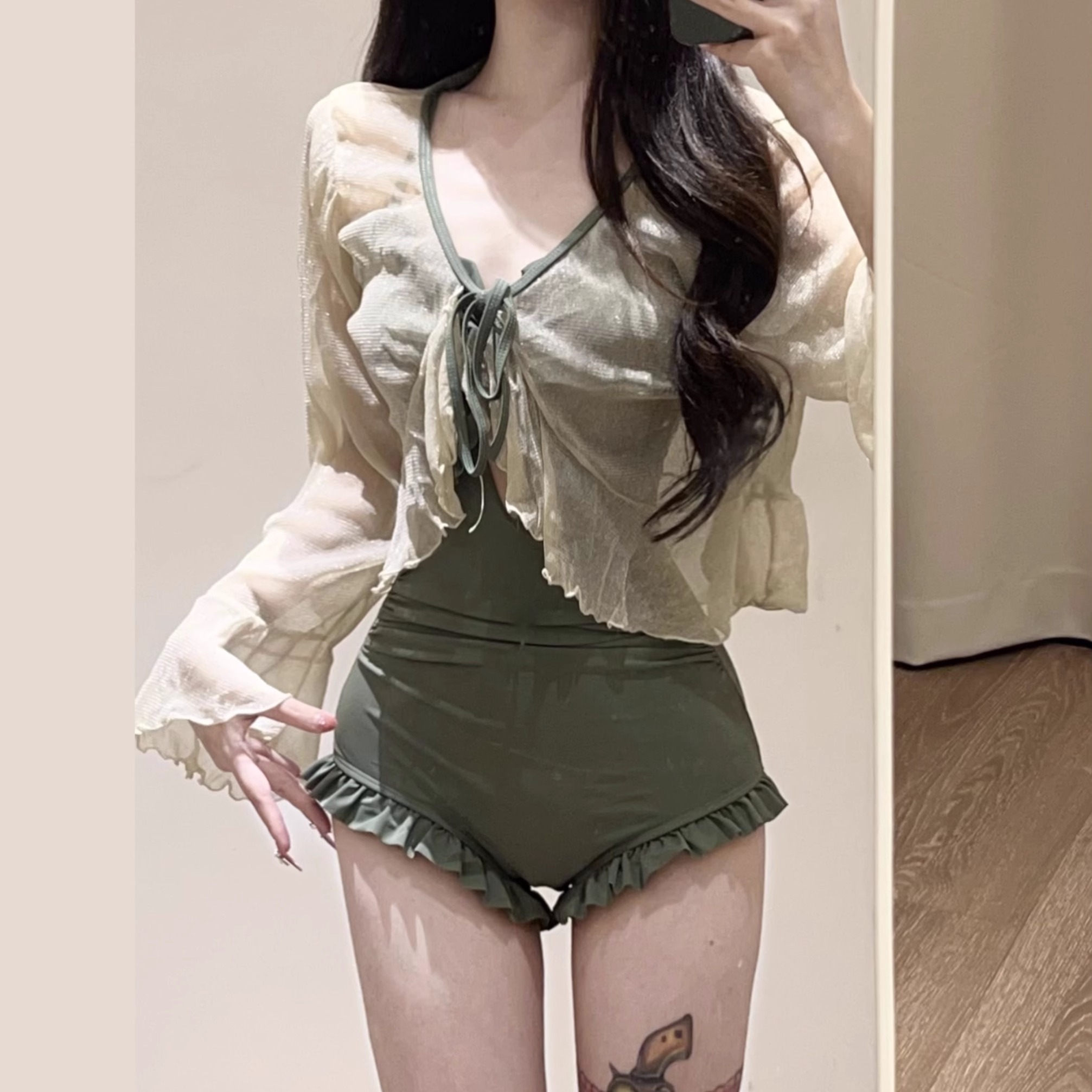 世可儿2025新款牛油果绿色遮肉显瘦保守连体泳衣女罩衫度假风温泉