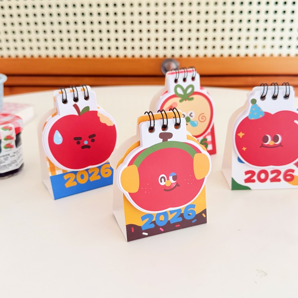 2026年小台历学生桌面装饰迷你摆件日历卡通可爱苹果豆豆表情台历