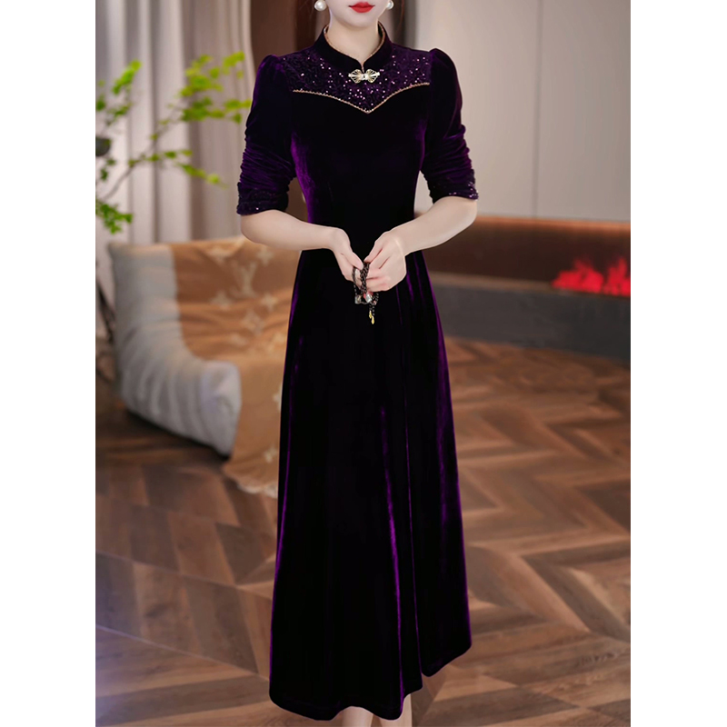 轻奢高级感长袖修身连衣裙女2025秋冬新款流行妈妈气质金丝绒裙子