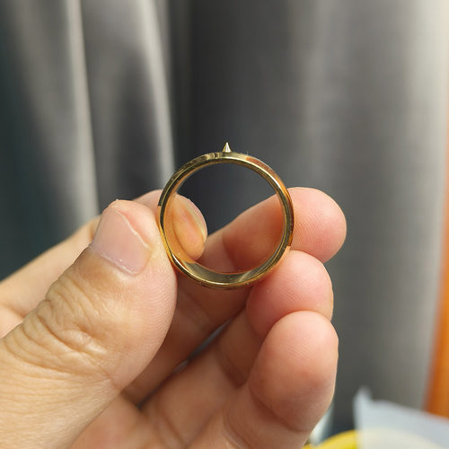金色带尖戒指锋利指环锥形带针