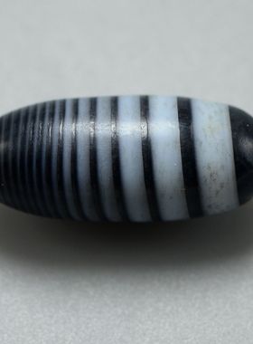 风化纹老缠丝玛瑙珠黑白色蛹形千年古珠精品古董佩饰老珠挂坠放漏