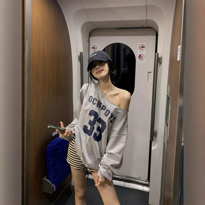 美式复古字母印花斜肩卫衣女秋季设计感辣妹休闲宽松长袖露肩上衣