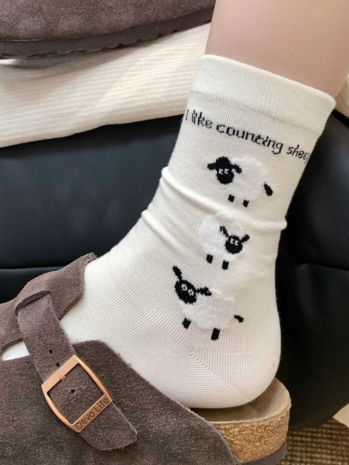 真的无法拒绝这么可爱的小羊袜～可爱卡通小羊纯棉学生中筒袜