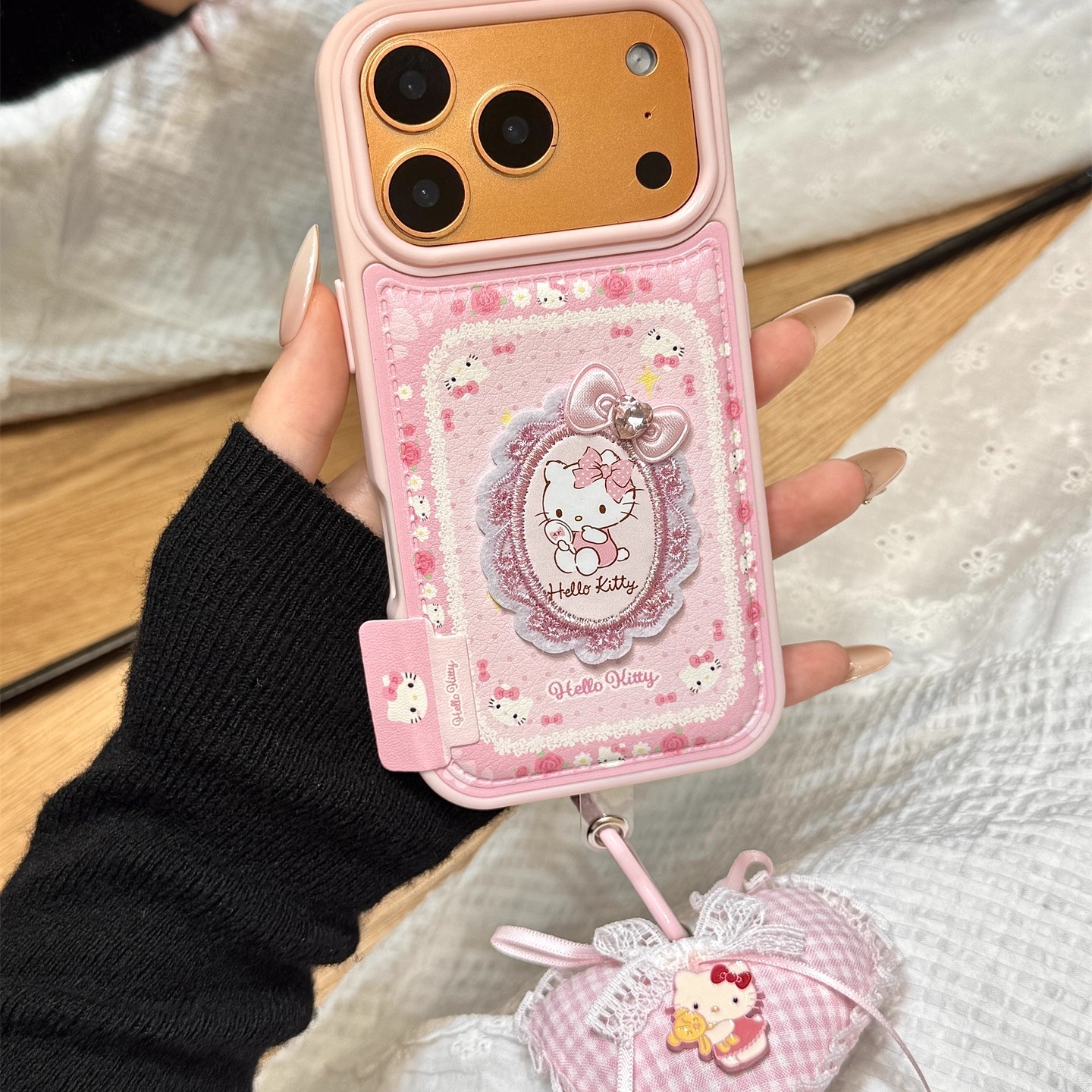 少女粉花朵刺绣蝴蝶结kitty猫充棉爱心挂件适用于iphone17promax苹果14手机壳15新款16pro女13皮纹17pm防摔套