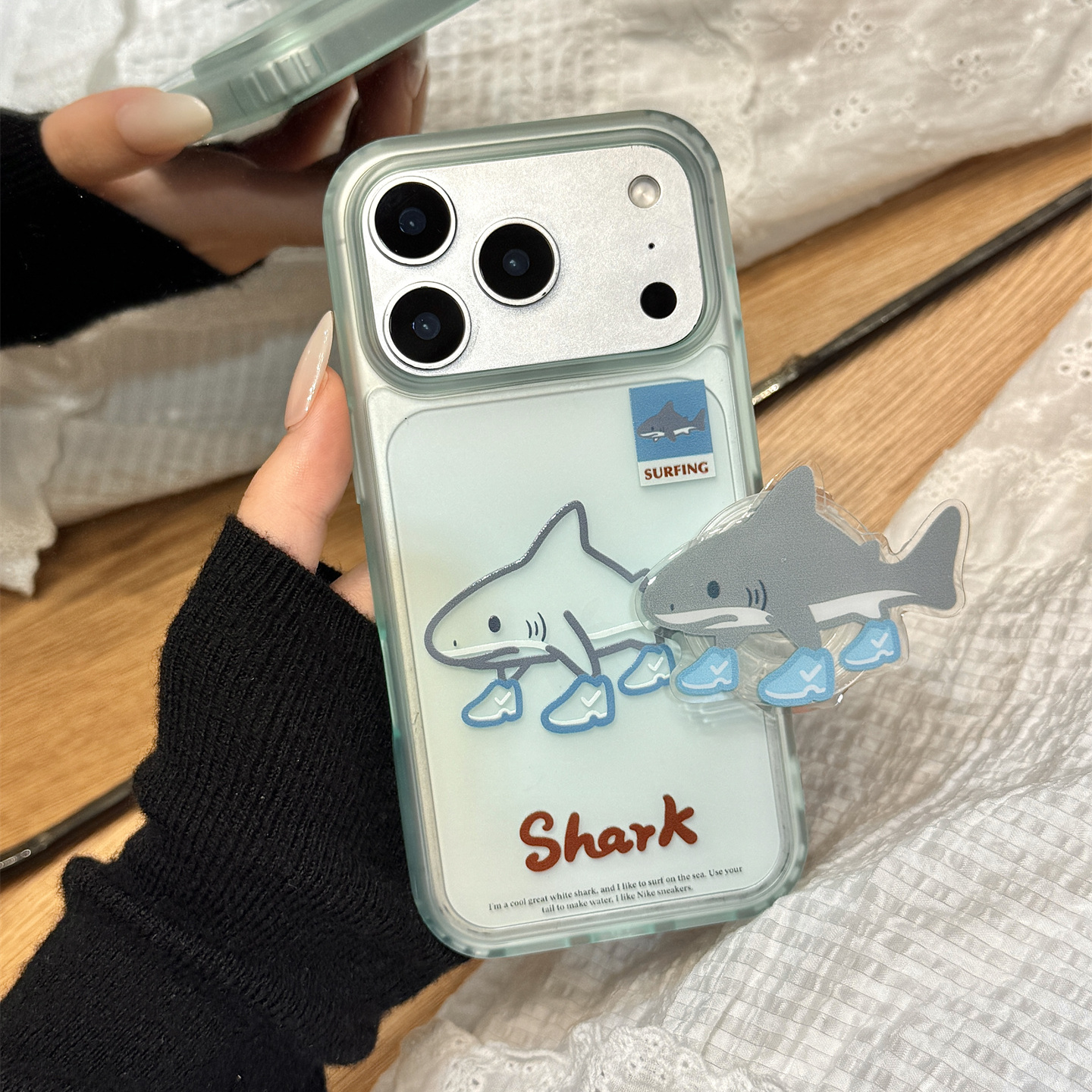 趣味搞怪线条鲨鱼鞋子支架适用于iphone17promax苹果14手机壳15新款16pro女13少女心17pm半透硅胶创意防摔套