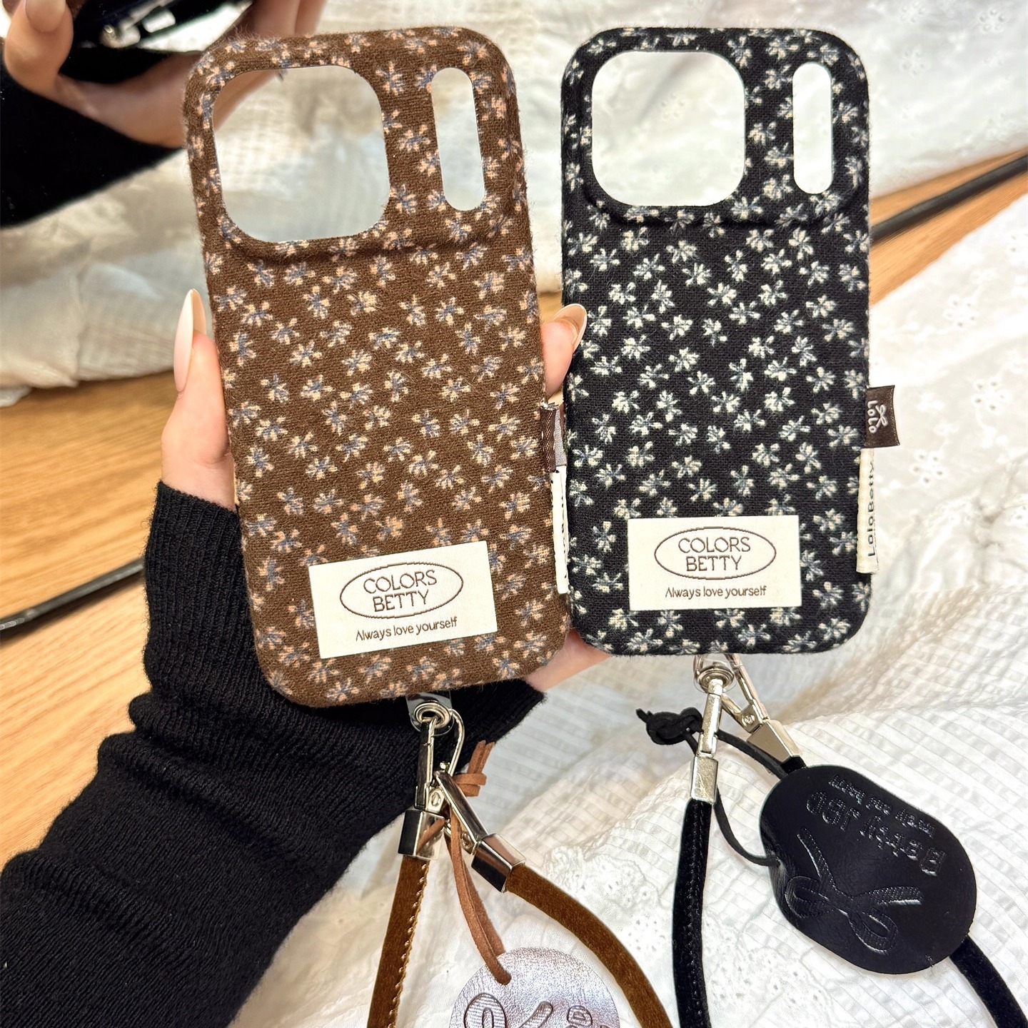 秋冬季满屏小碎花朵手拎皮绳适用于iphone17promax苹果14手机壳15新款16pro女13少女心17pm闺蜜款防摔保护套