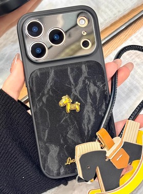 秋冬黑色绒布立体小金马镜面大视窗手拎皮绳适用于iphone17promax苹果14手机壳15新款16pro女13全包17pm防摔