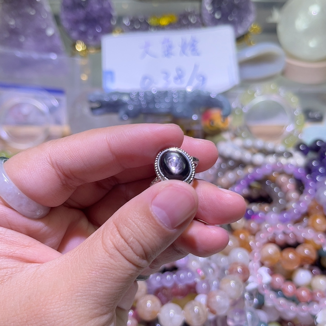 金运石戒指图片