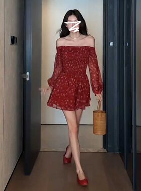 SUCE一字肩红色碎花雪纺连衣裙2026夏新气质绝美收腰显瘦a字短裙
