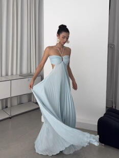 cici酱法式 高级感浅蓝色镂空挂脖连衣裙性感褶皱三亚海边度假长裙