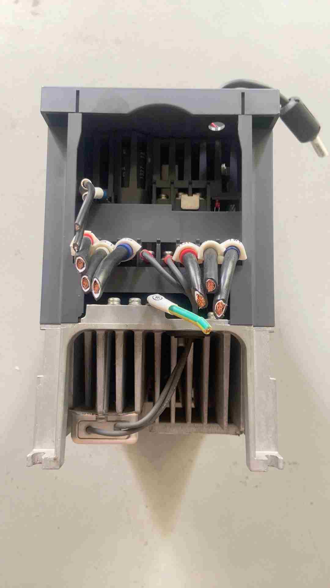 询价拍货 M-R-J3500B 拆机成色漂亮的三菱伺服驱动器 5KW