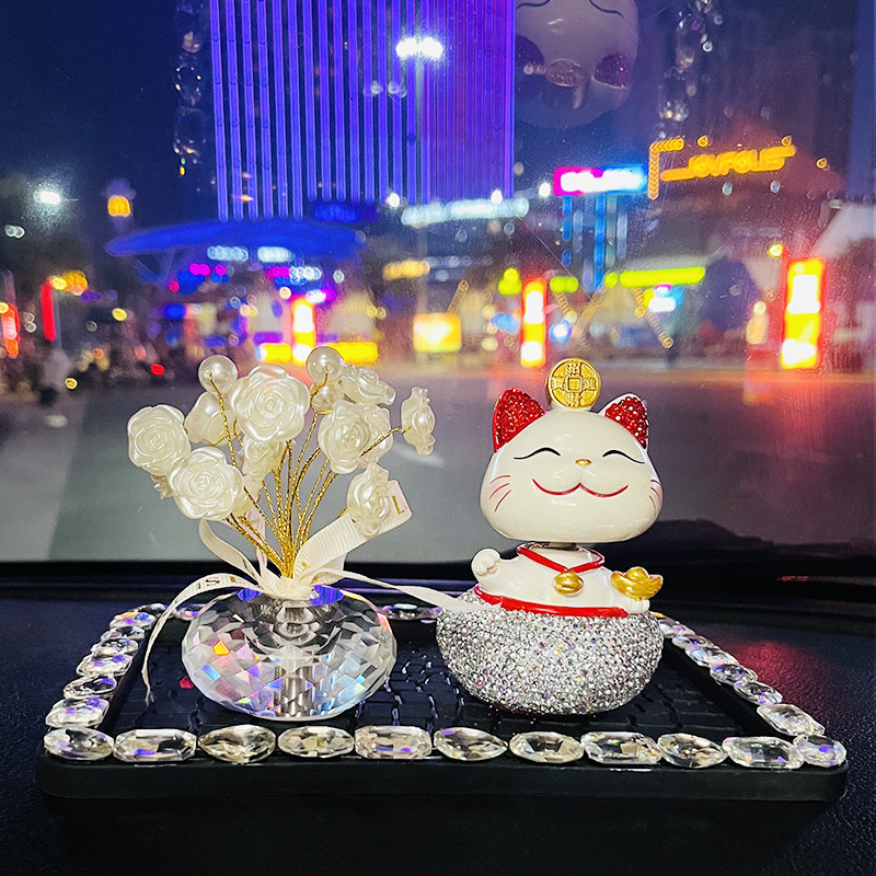 2025女神新款汽车内装饰品摆件女士车载工作台中控台高档招财猫挂