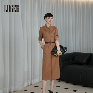 2025年秋冬气质知性简约端庄显瘦蝴蝶结领浅棕中长款劳伦斯连衣裙